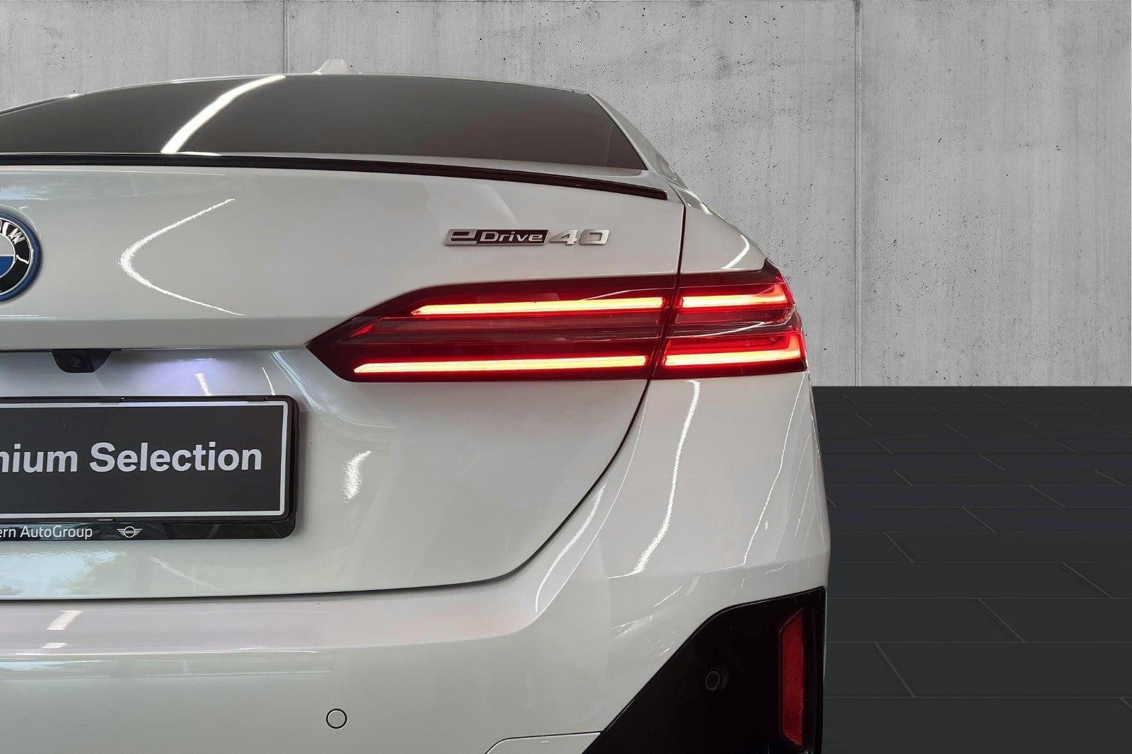 Hvid BMW i5 fra 2025