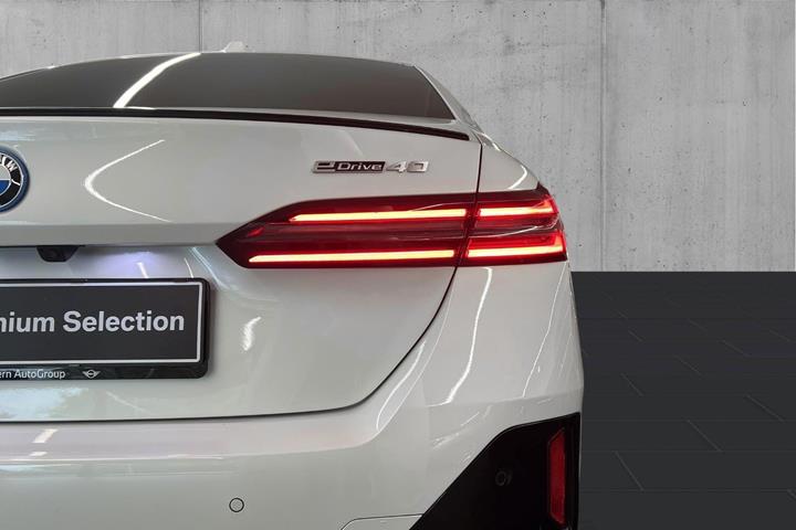 Hvid BMW i5 fra 2025