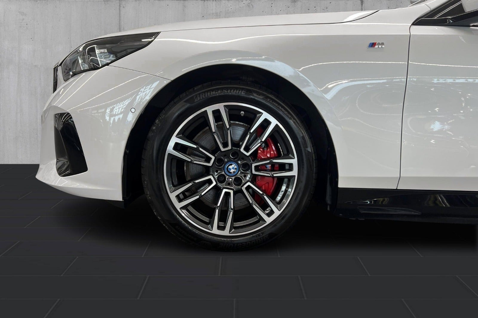 Hvid BMW i5 fra 2025