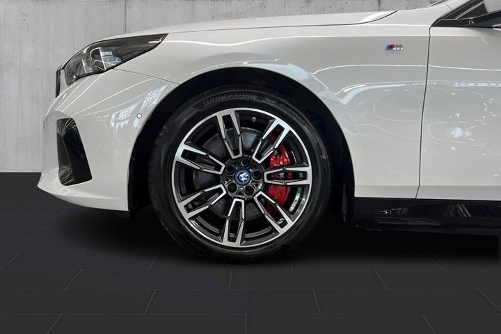 Hvid BMW i5 fra 2025