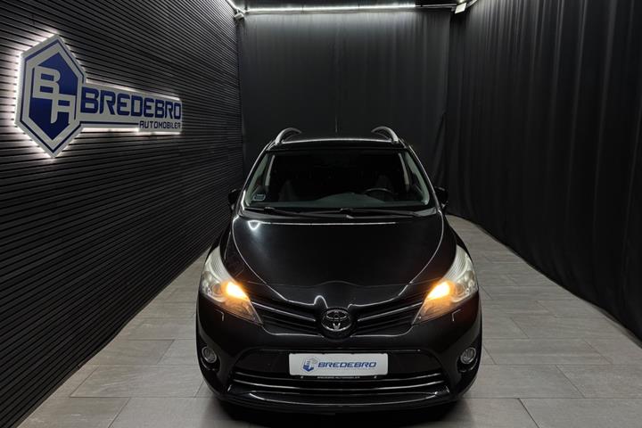 Sort Toyota Sportsvan fra 2013