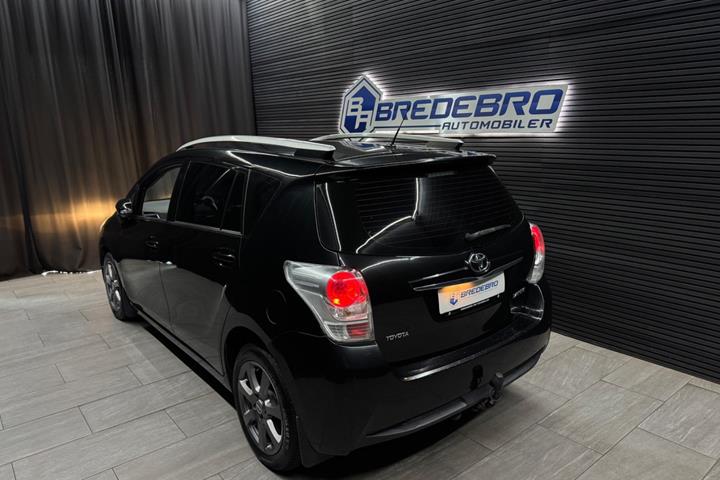 Sort Toyota Sportsvan fra 2013