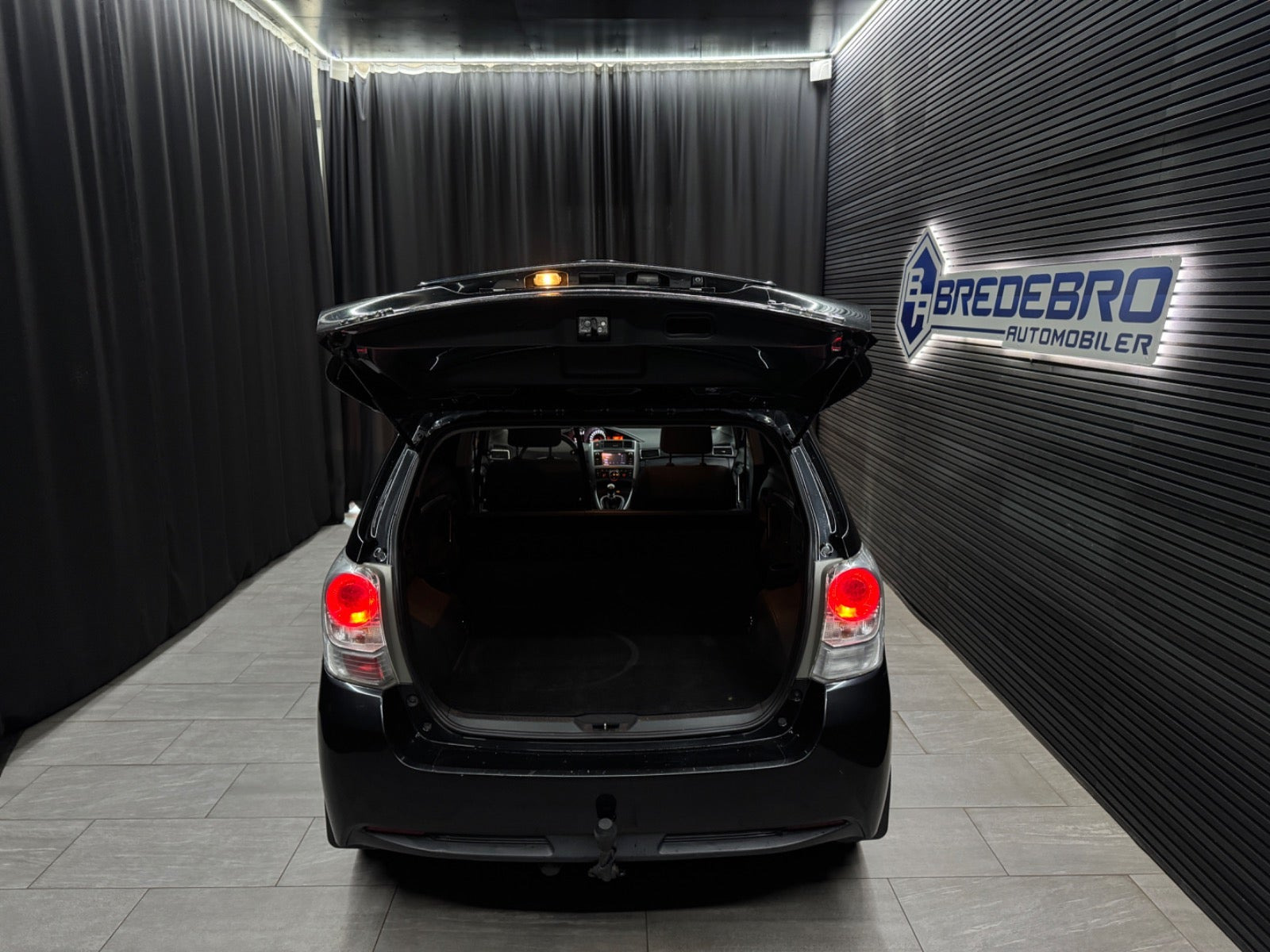 Sort Toyota Sportsvan fra 2013