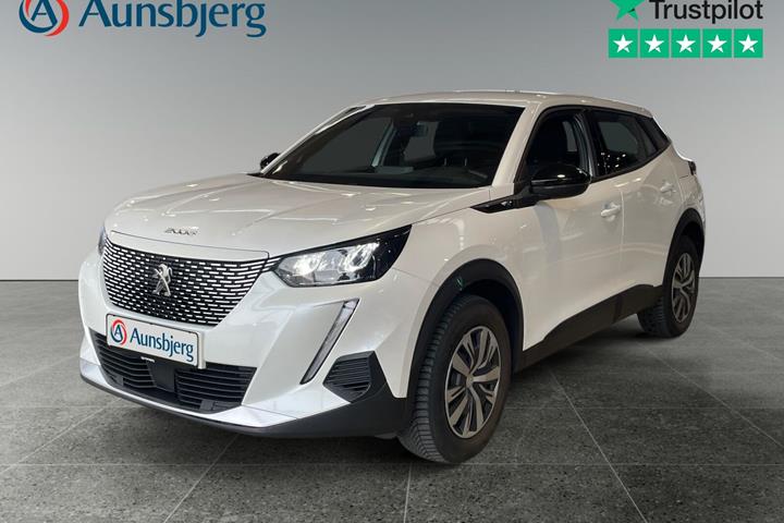 Hvid Peugeot e-2008 fra 2023 set udefra