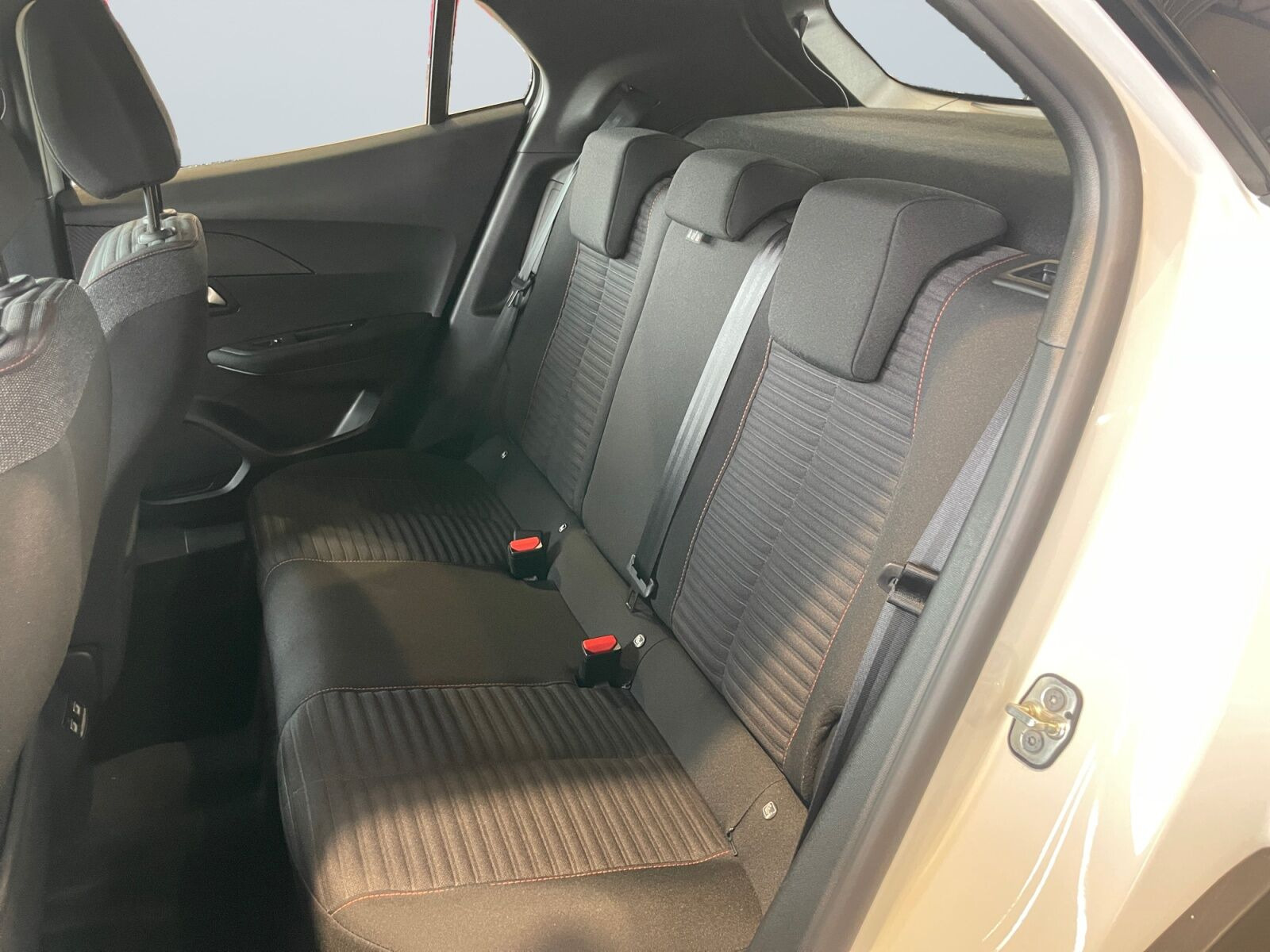 Hvid Peugeot e-2008 fra 2023
