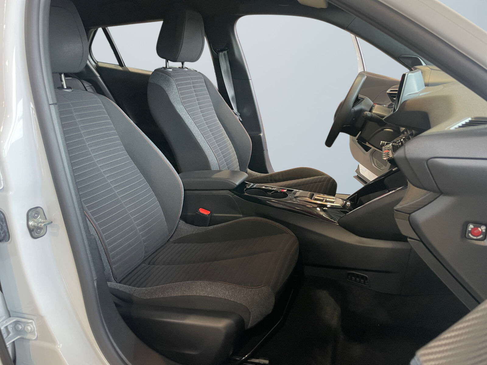Hvid Peugeot e-2008 fra 2023