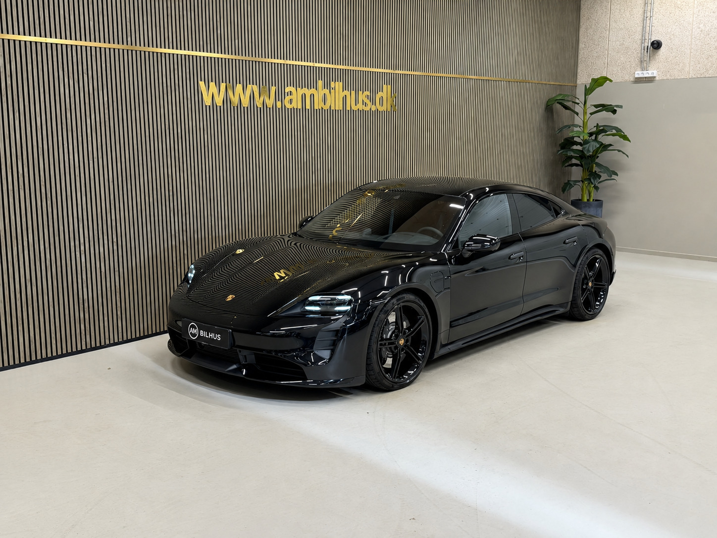 Sort Porsche Taycan Turbo fra 2023