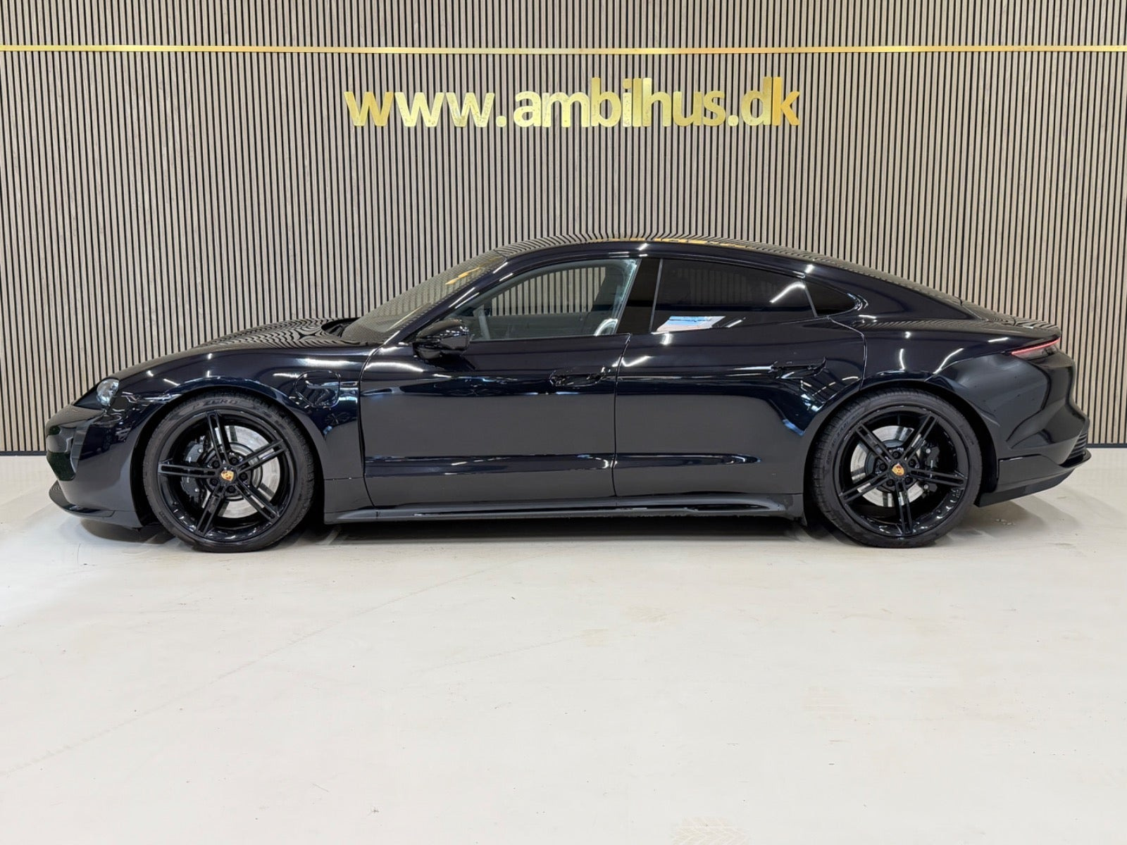 Sort Porsche Taycan Turbo fra 2023