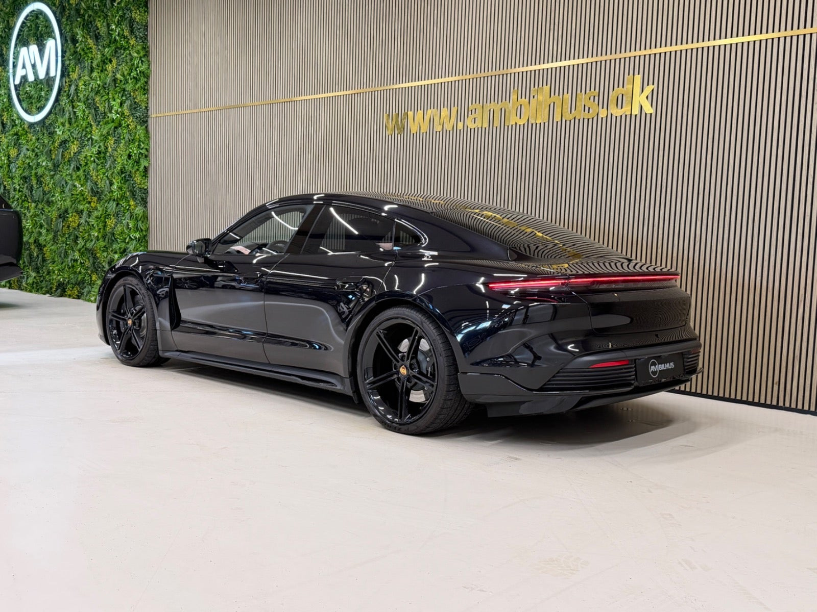 Sort Porsche Taycan Turbo fra 2023