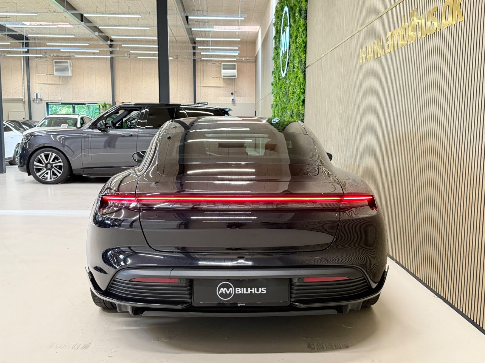 Sort Porsche Taycan Turbo fra 2023