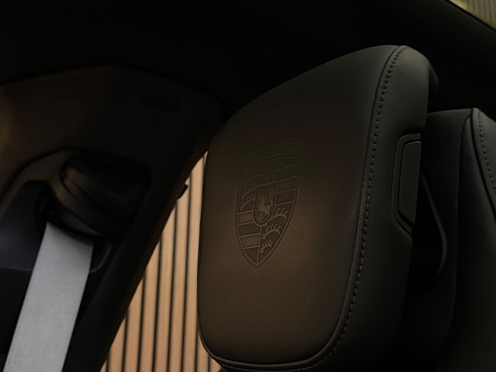 Sort Porsche Taycan Turbo fra 2023