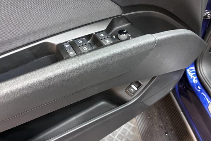 Blå Audi Q4 e-tron fra 2023