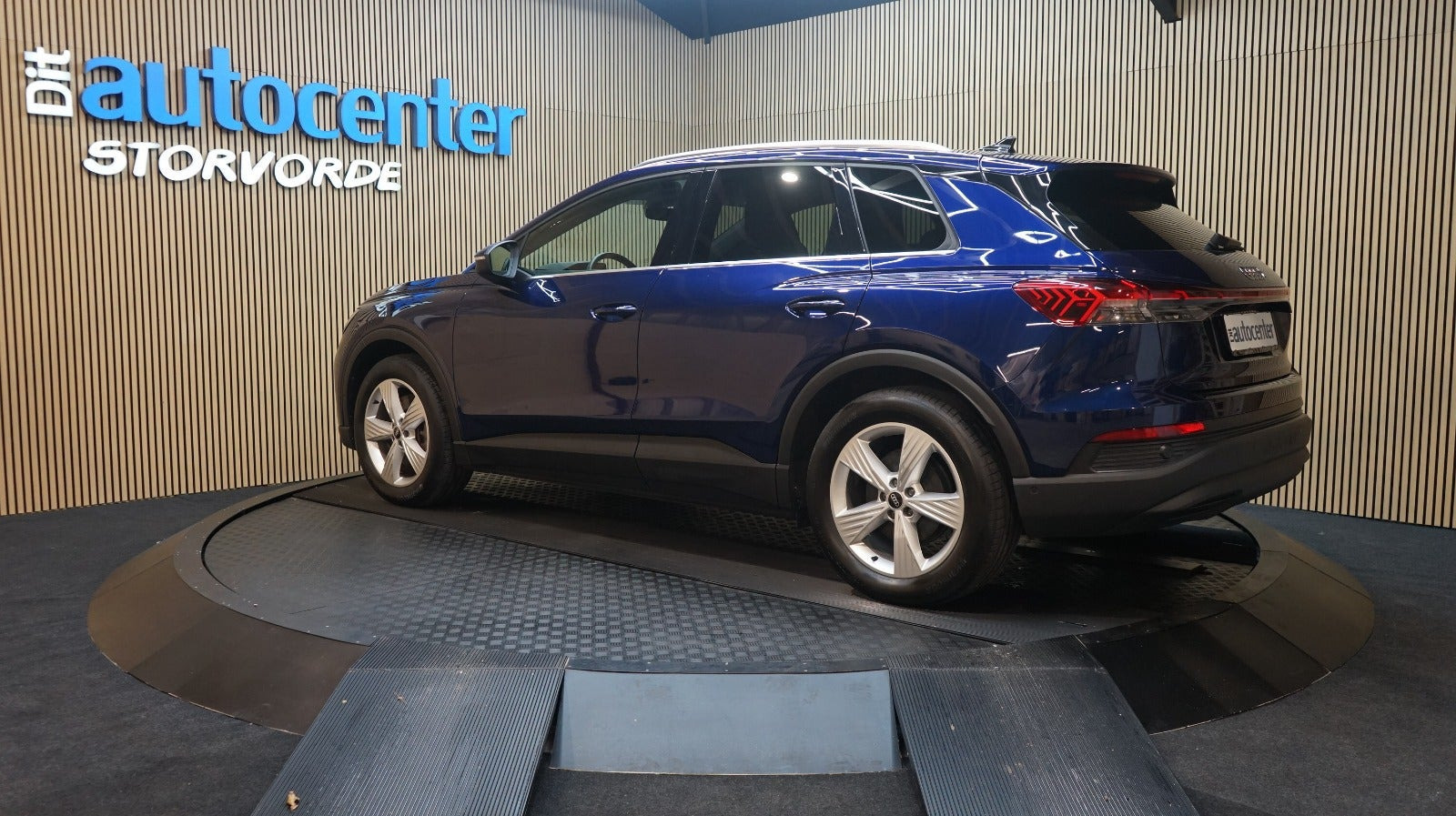 Blå Audi Q4 e-tron fra 2023