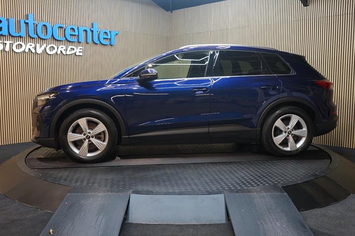 Blå Audi Q4 e-tron fra 2023