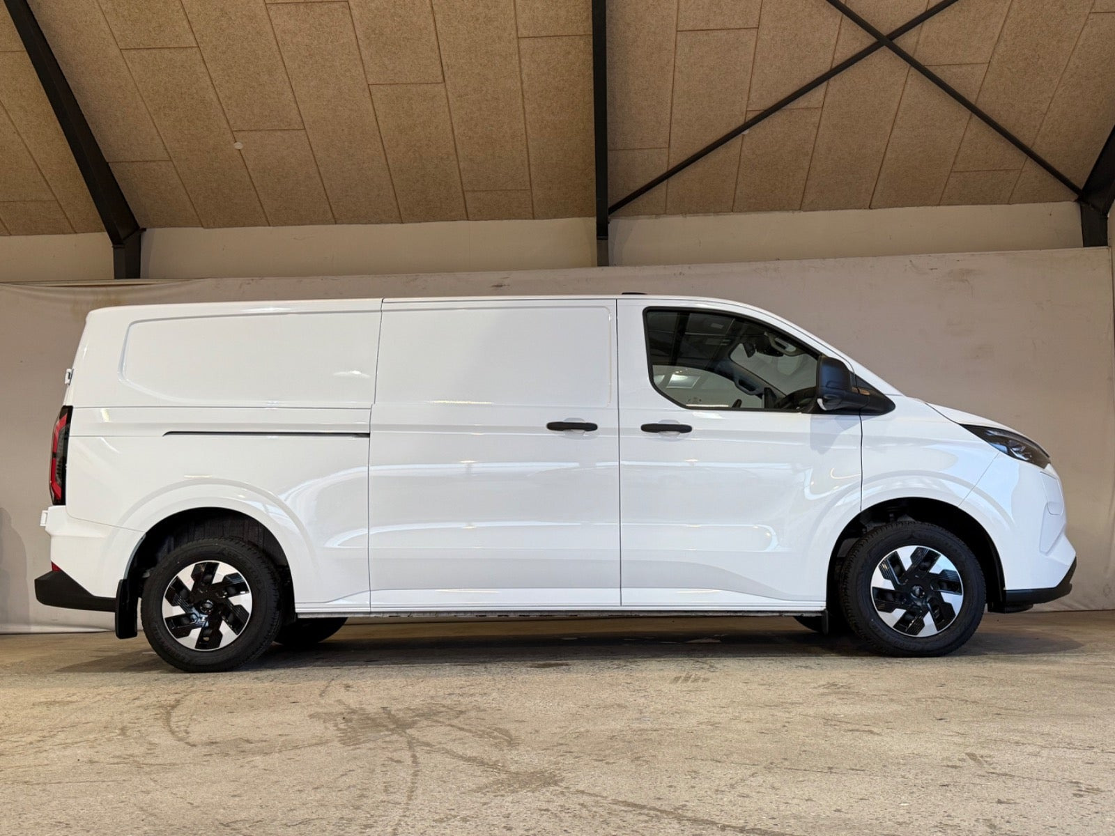 Hvid Ford E-Transit Custom 340 L2 fra 2025