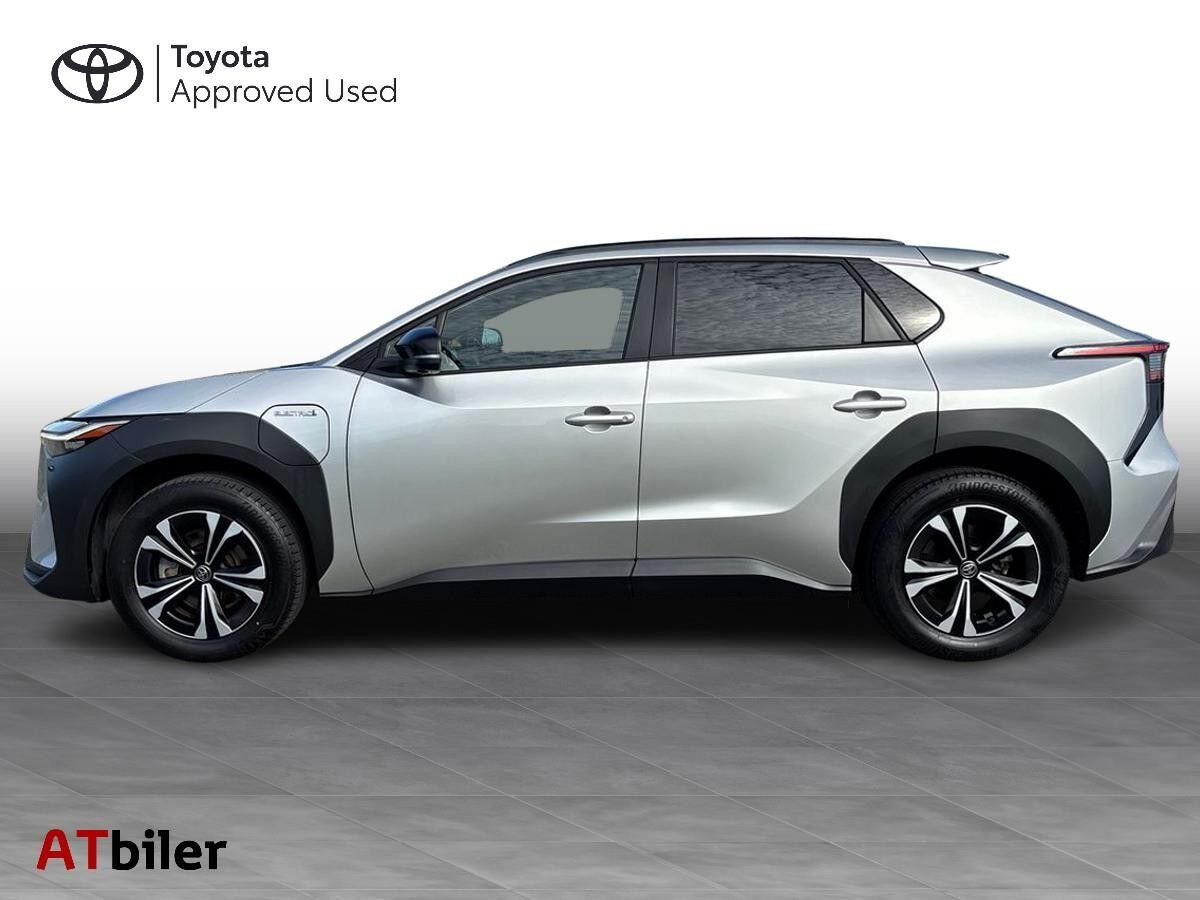 Sølv Toyota BZ4X fra 2023