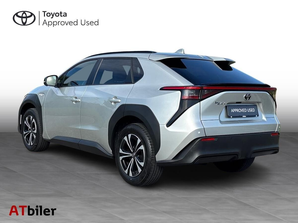 Sølv Toyota BZ4X fra 2023