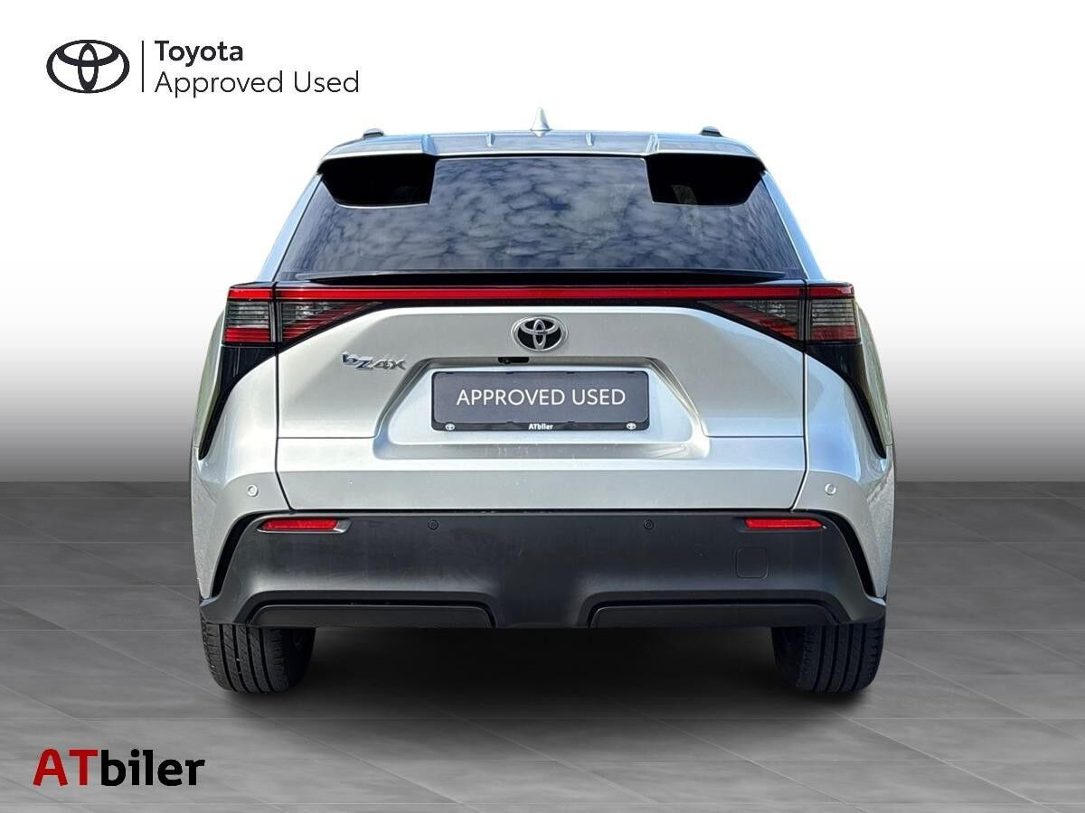 Sølv Toyota BZ4X fra 2023