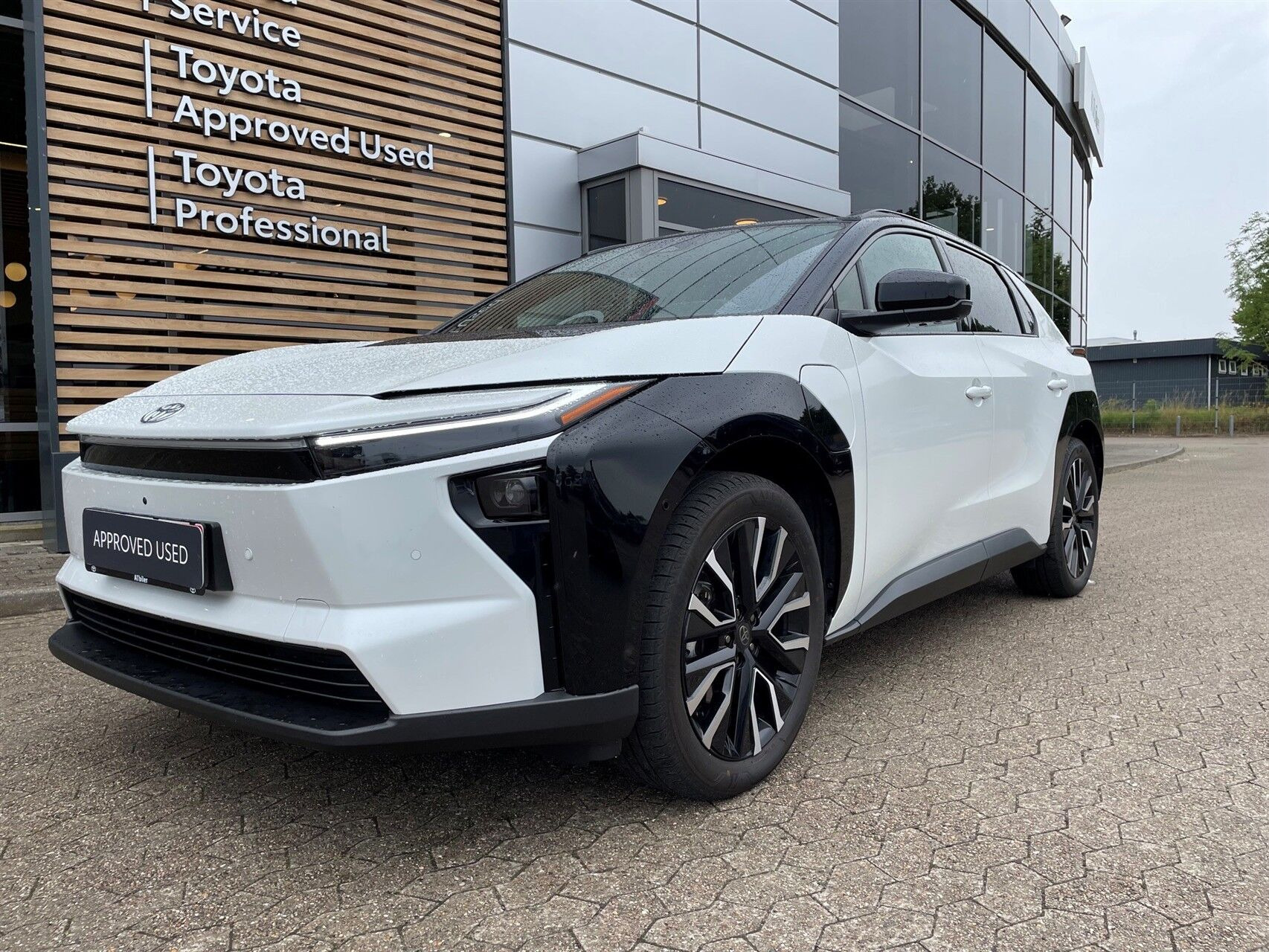 Hvid Toyota BZ4X fra 2026