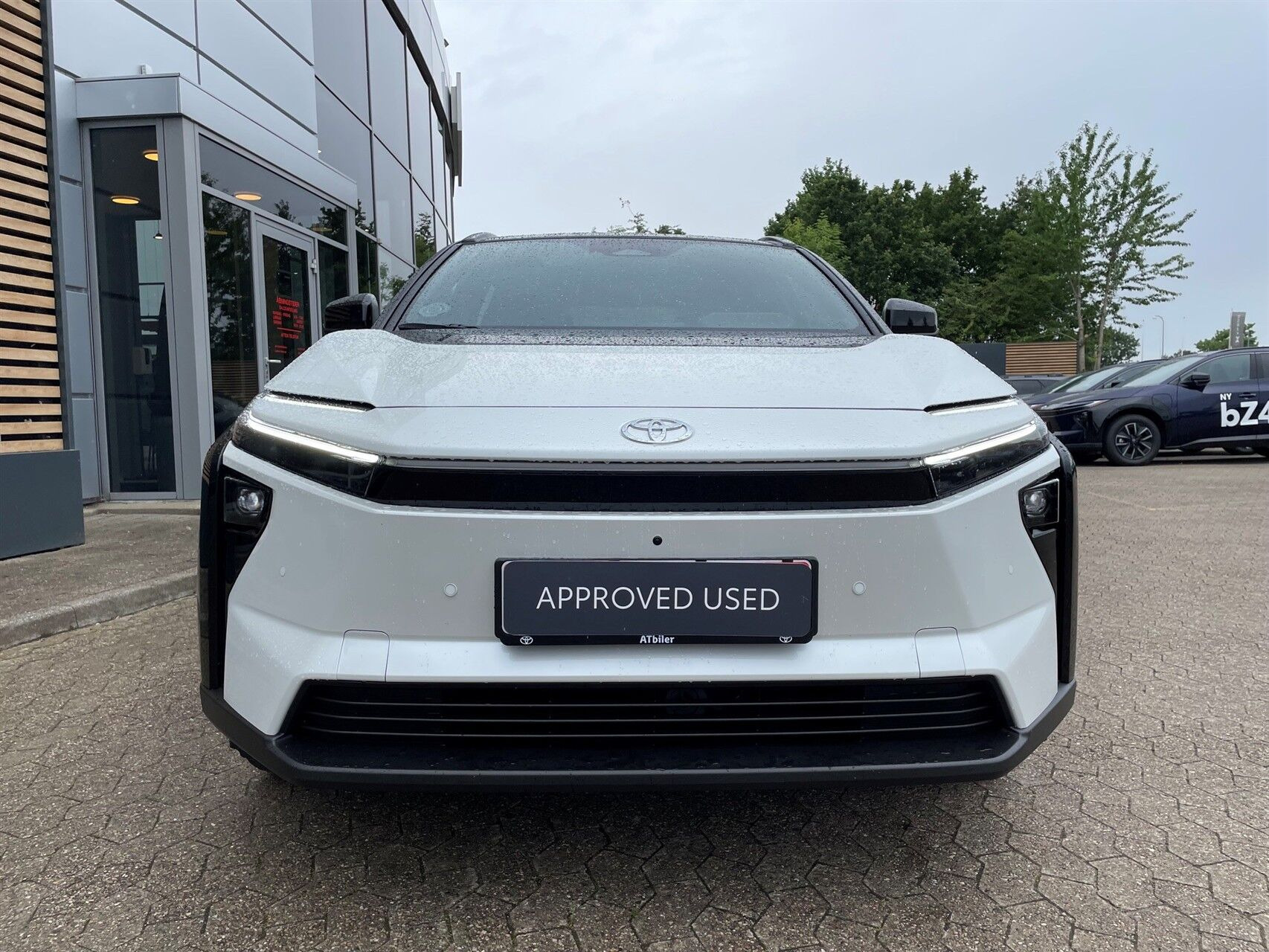 Hvid Toyota BZ4X fra 2026