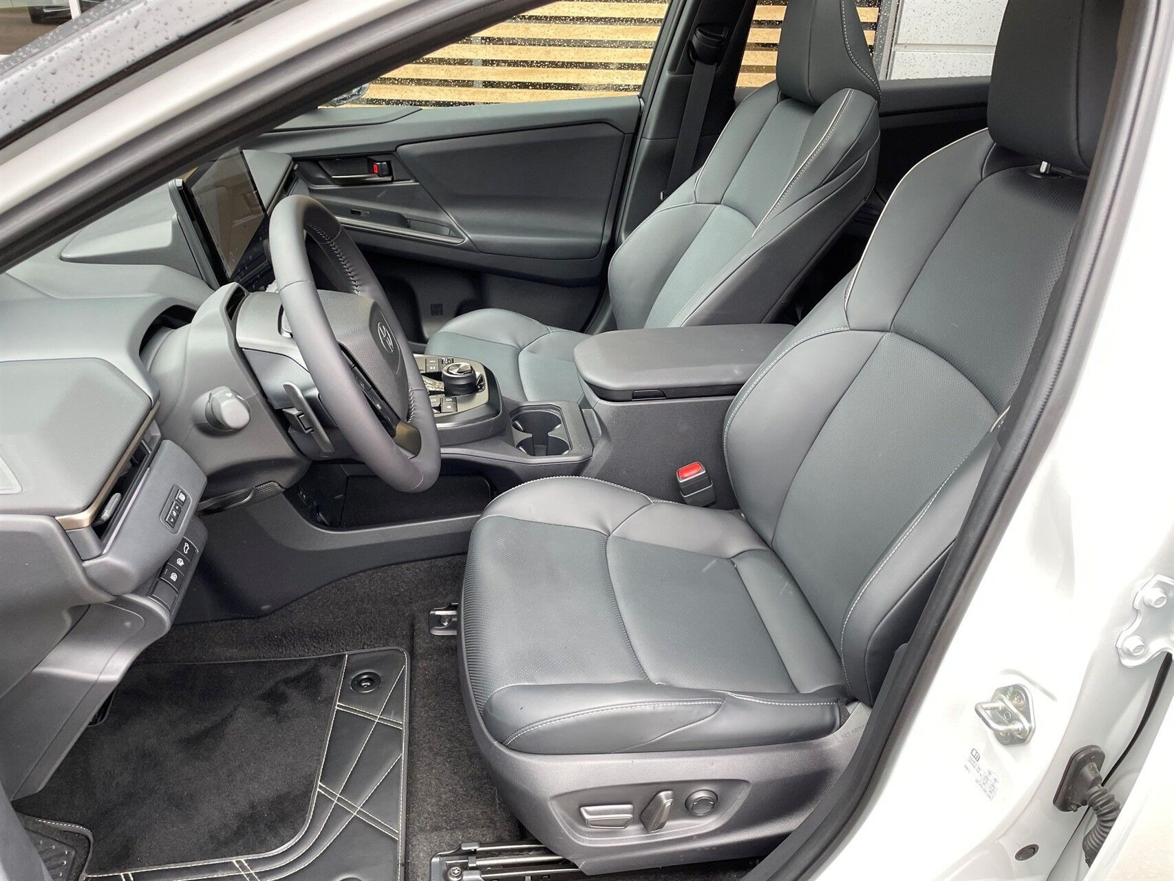 Hvid Toyota BZ4X fra 2026