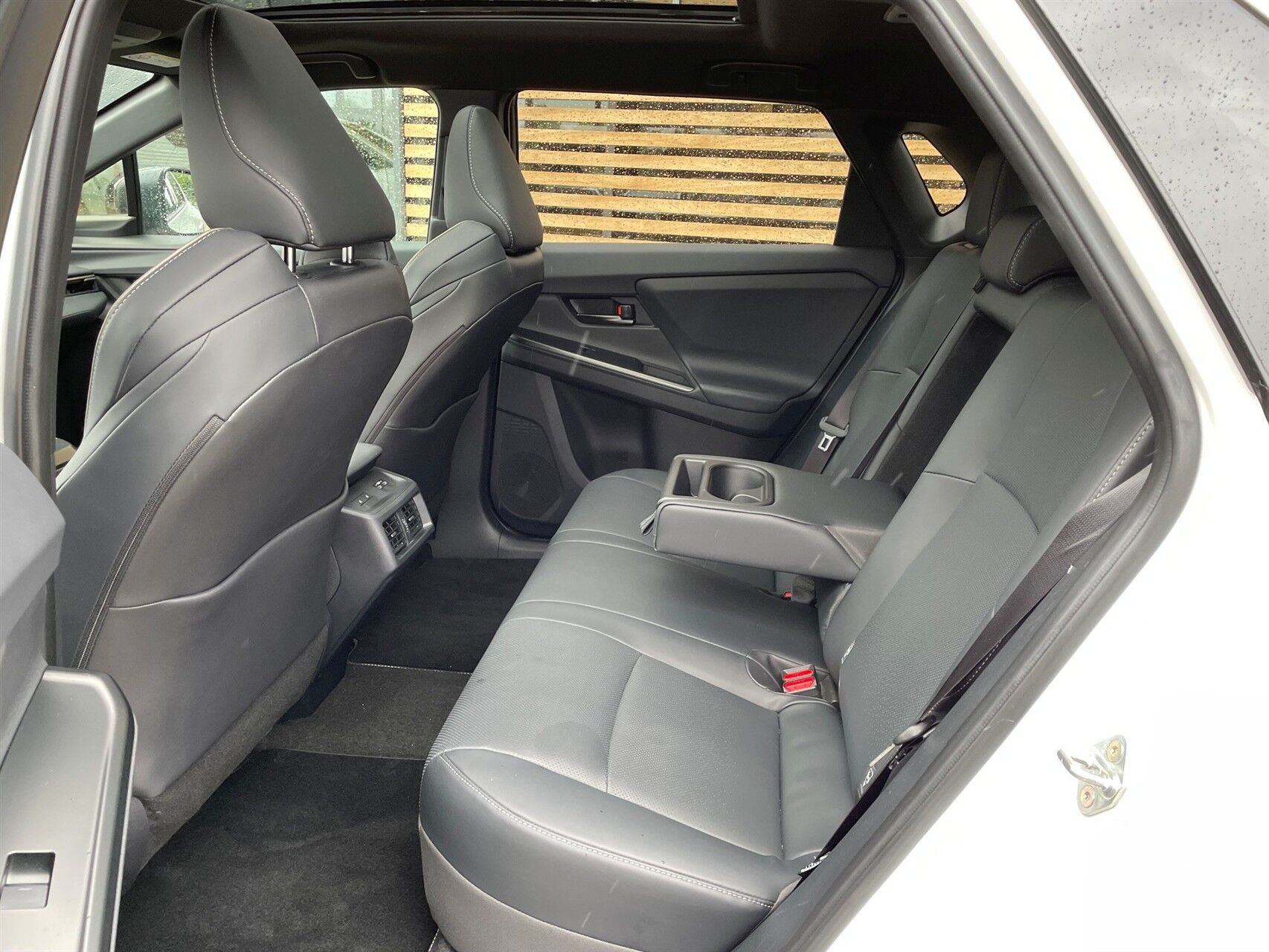 Hvid Toyota BZ4X fra 2026