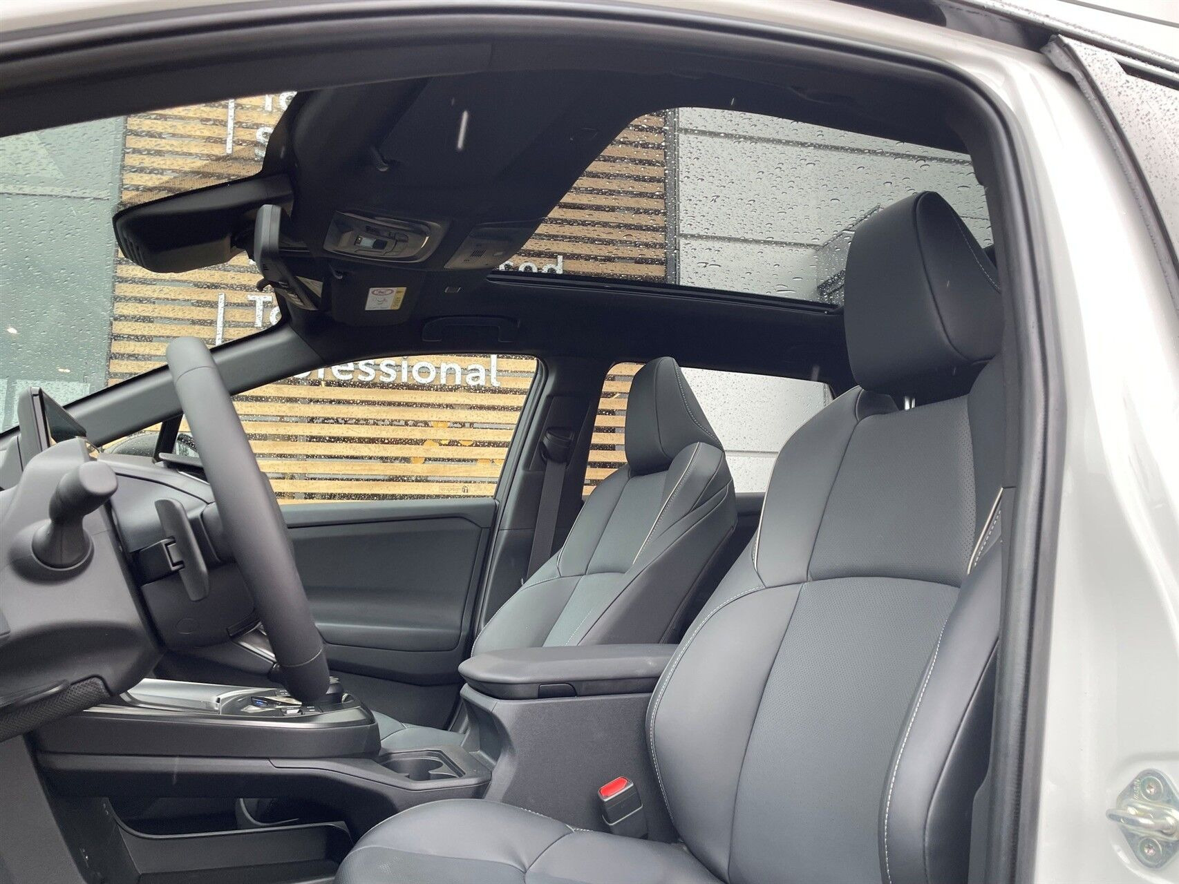 Hvid Toyota BZ4X fra 2026