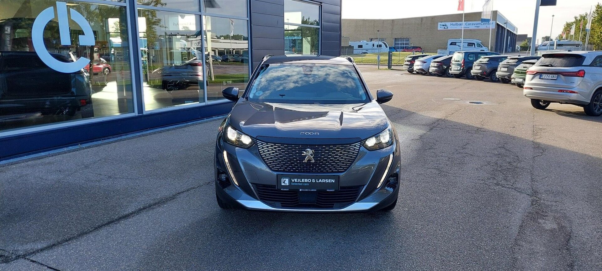 Grå Peugeot 2008 fra 2022