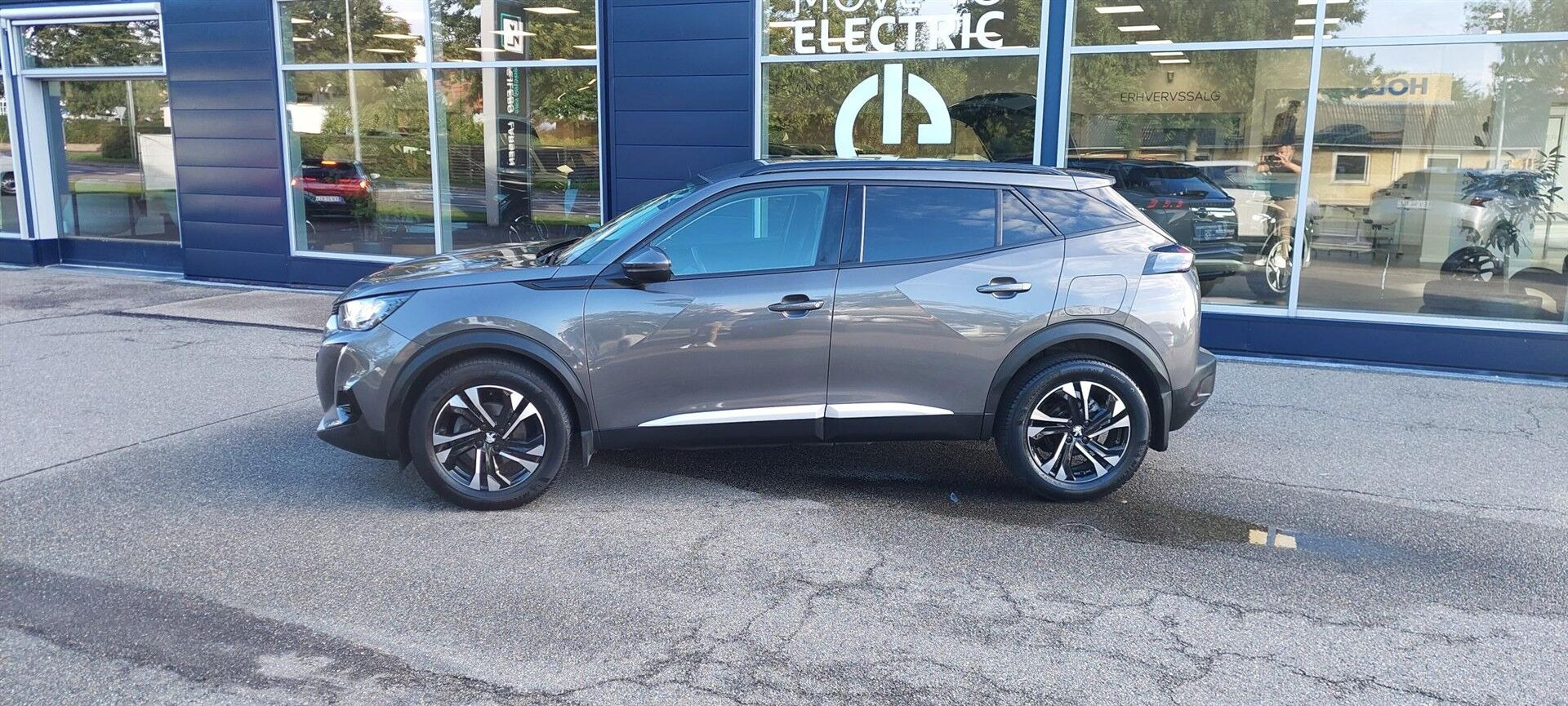 Grå Peugeot 2008 fra 2022