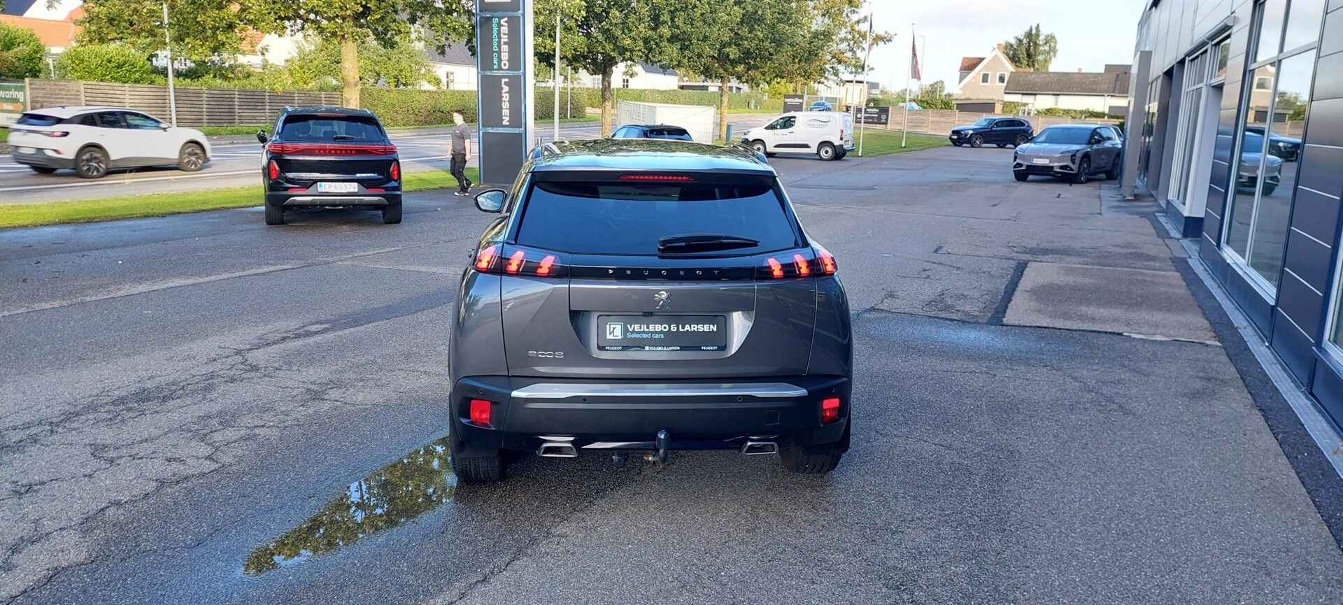 Grå Peugeot 2008 fra 2022
