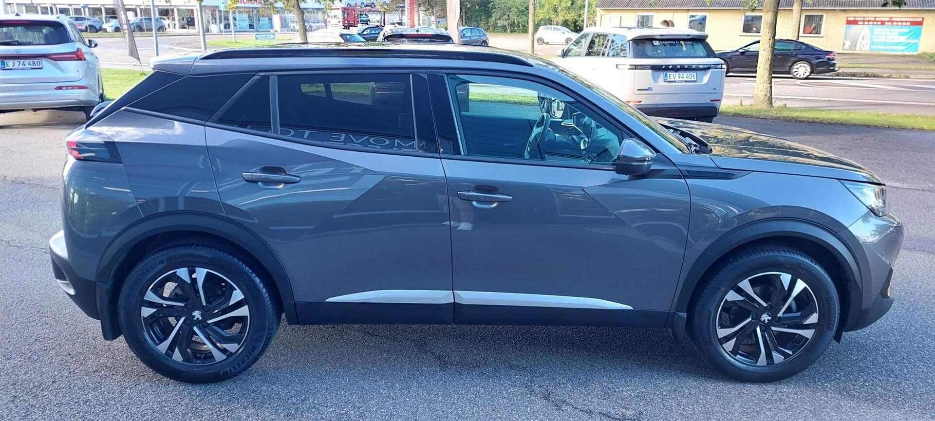 Grå Peugeot 2008 fra 2022