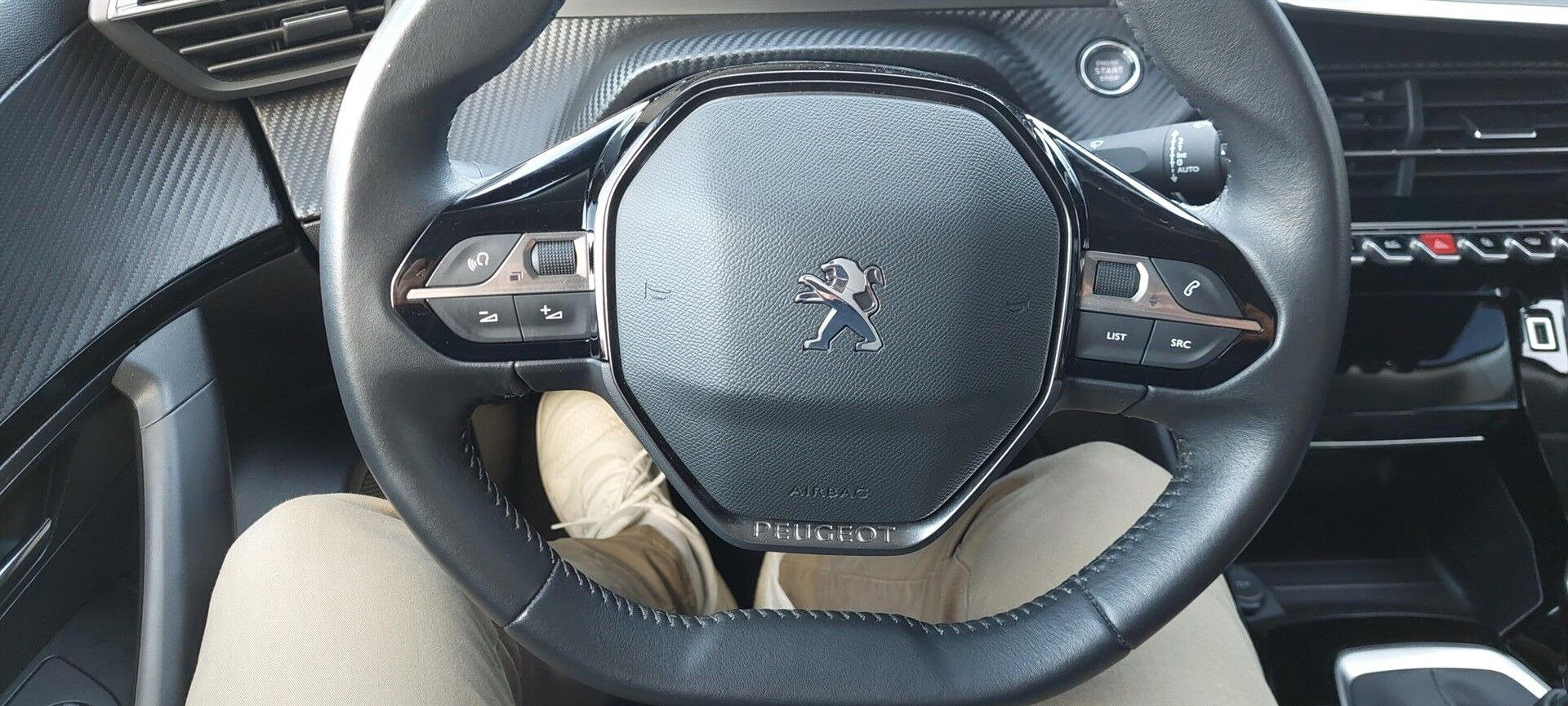 Grå Peugeot 2008 fra 2022