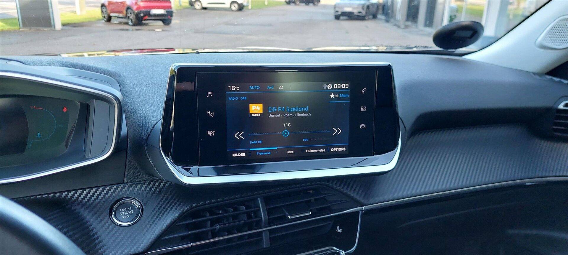 Grå Peugeot 2008 fra 2022