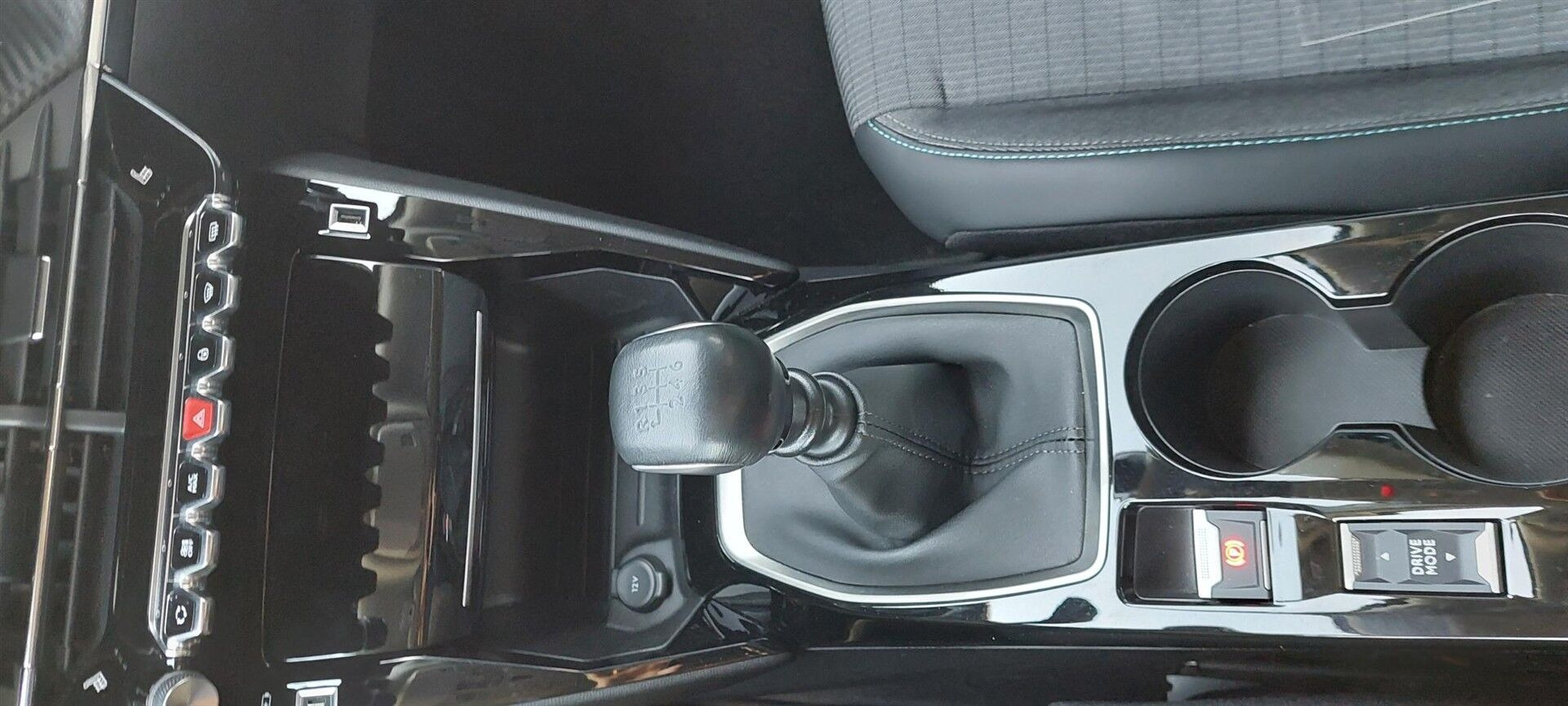 Grå Peugeot 2008 fra 2022