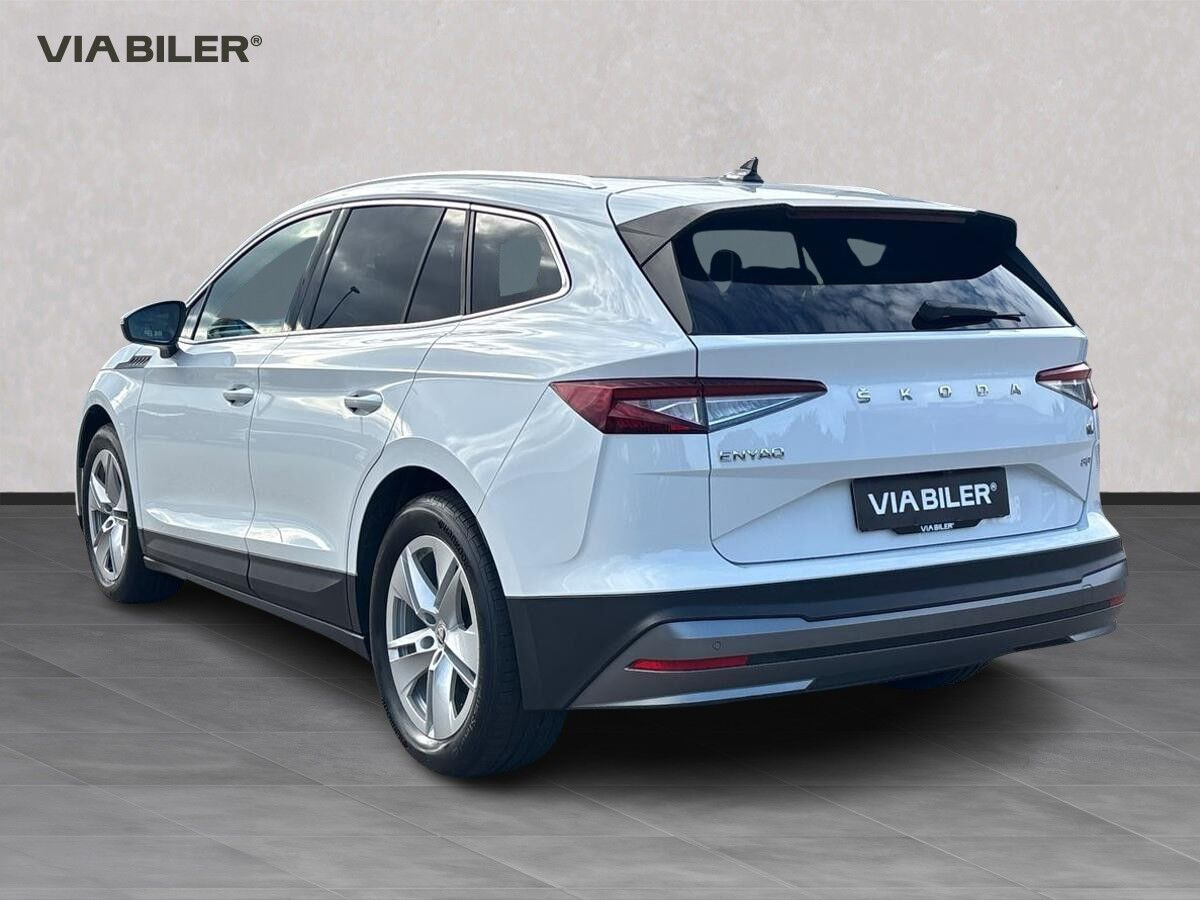 Hvid Skoda Enyaq fra 2022