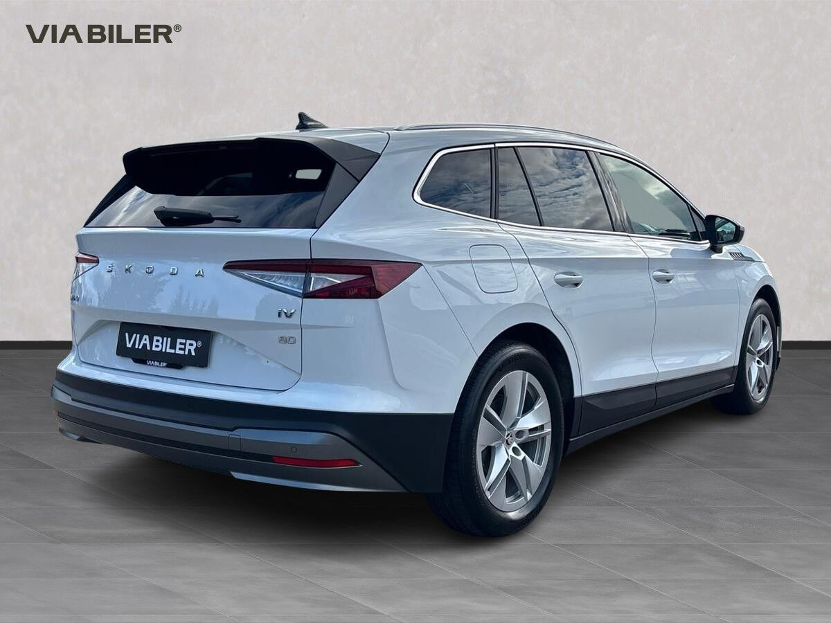 Hvid Skoda Enyaq fra 2022