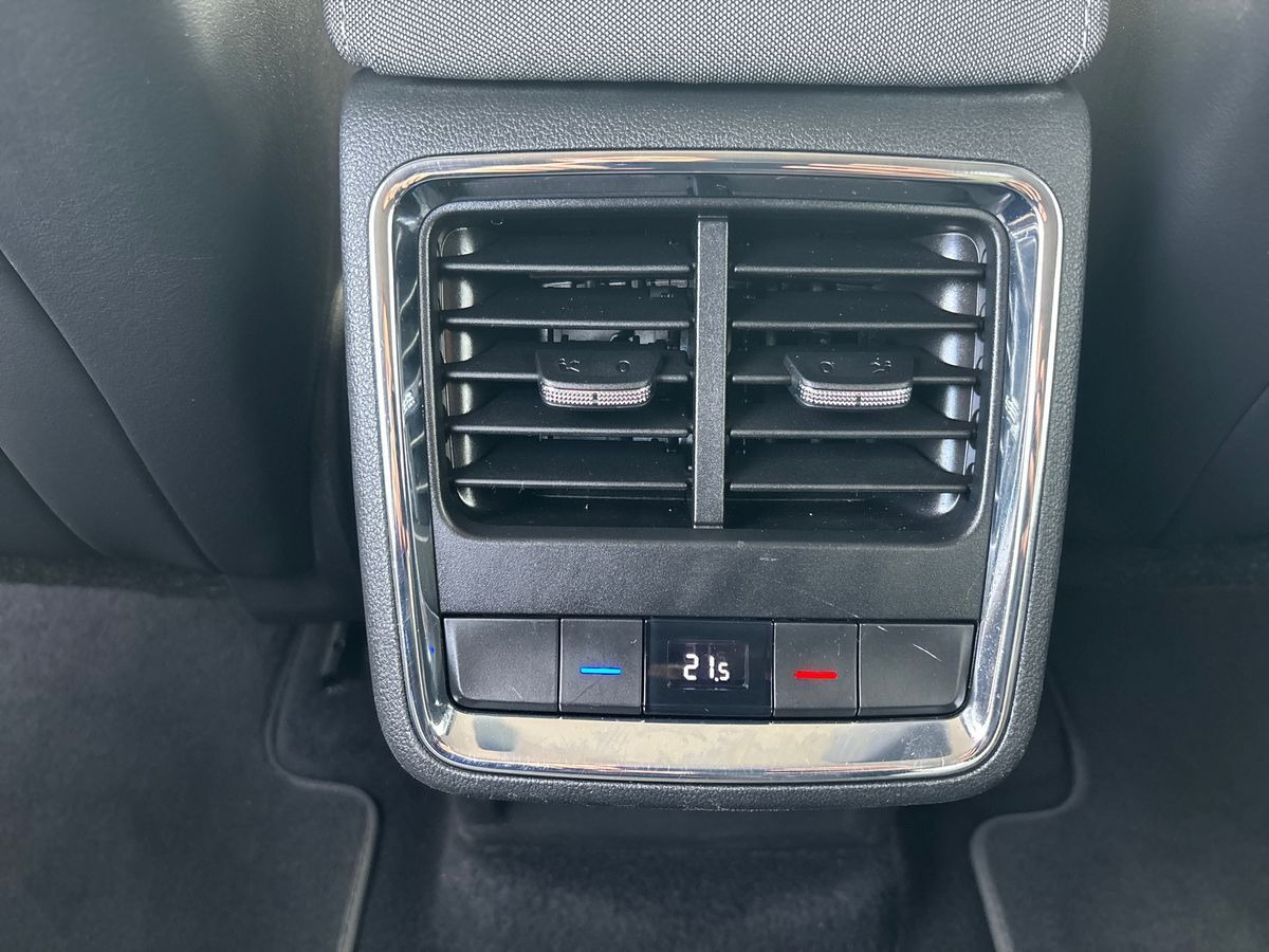 Hvid Skoda Enyaq fra 2022