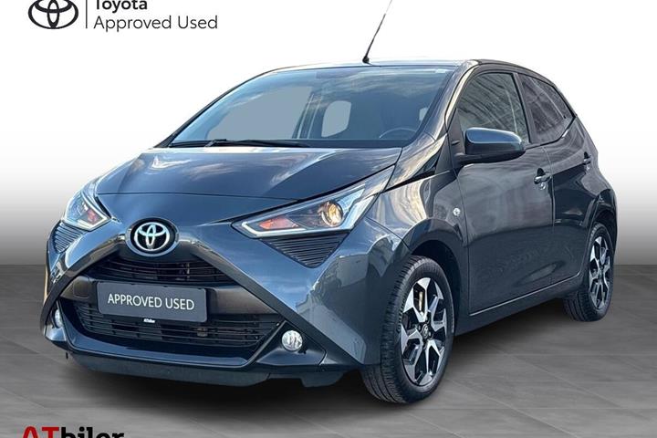 Grå Toyota Aygo fra 2020 set udefra