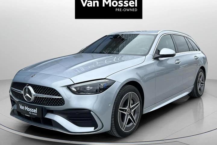 Sølv Mercedes C300 e fra 2022 set udefra