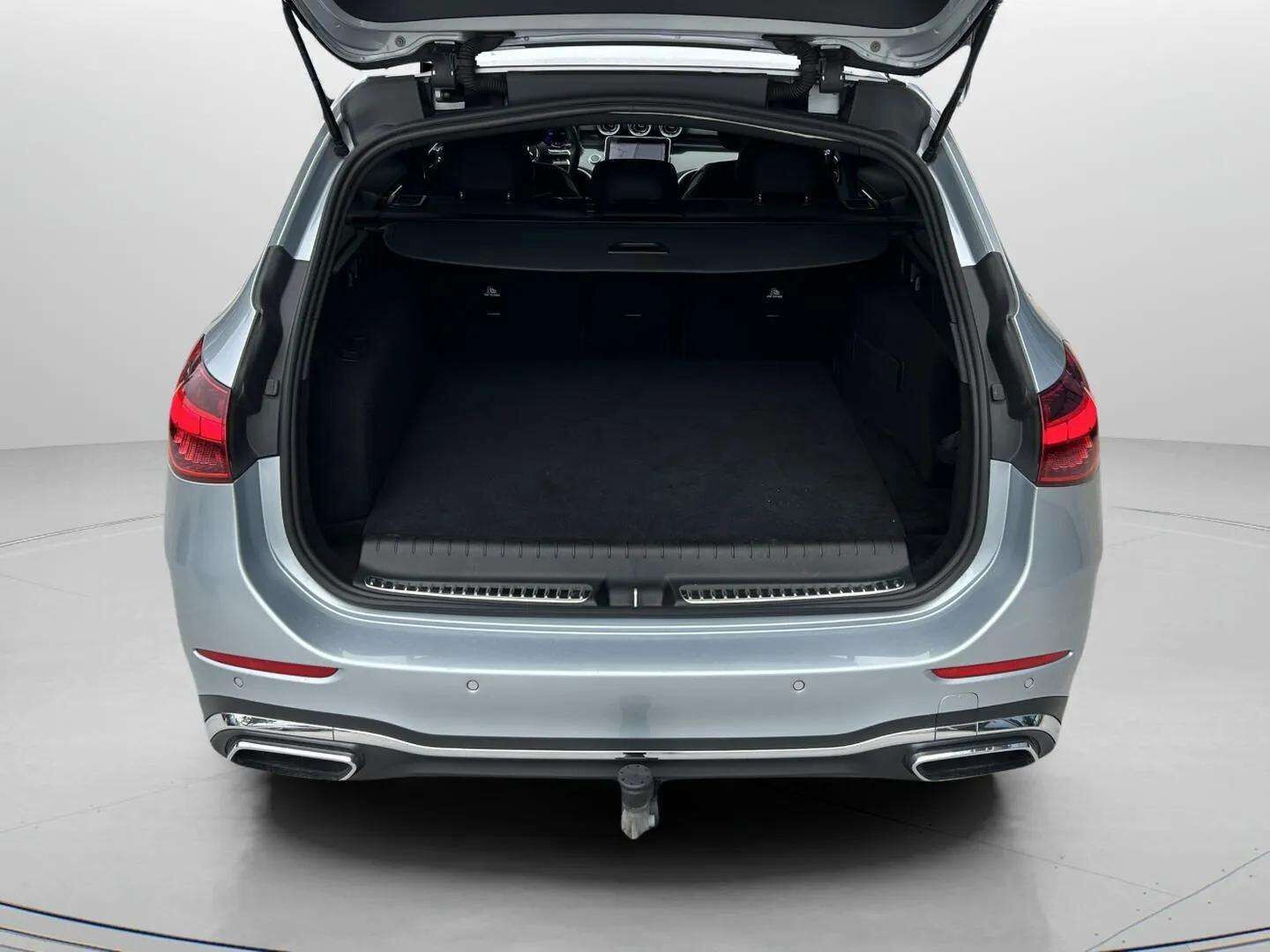 Sølv Mercedes C300 e fra 2022