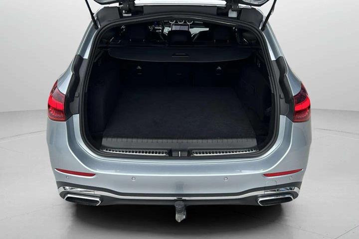 Sølv Mercedes C300 e fra 2022