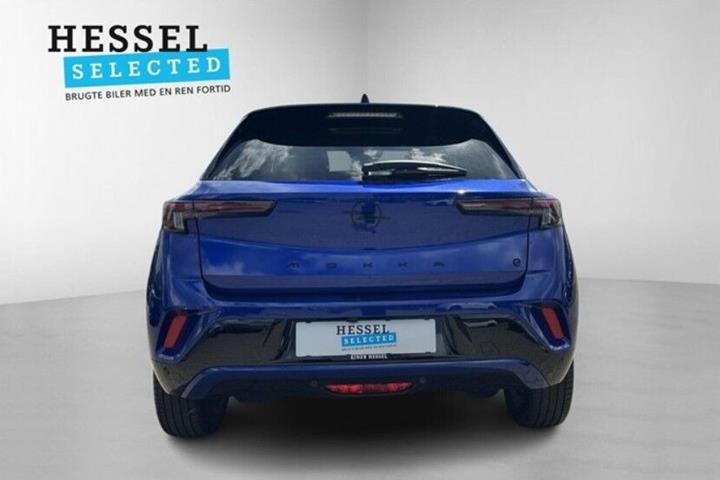 Blå Opel Mokka-e fra 2025