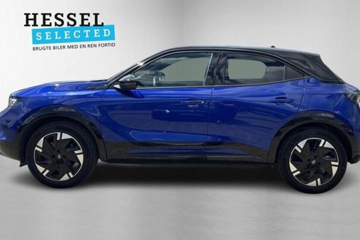 Blå Opel Mokka-e fra 2025