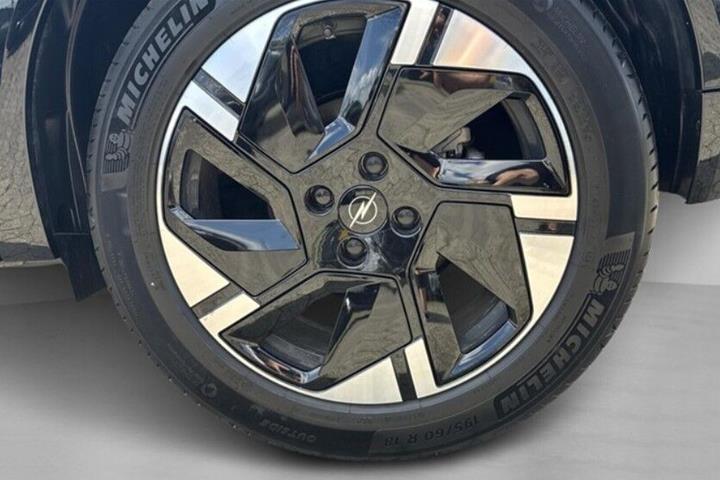 Blå Opel Mokka-e fra 2025
