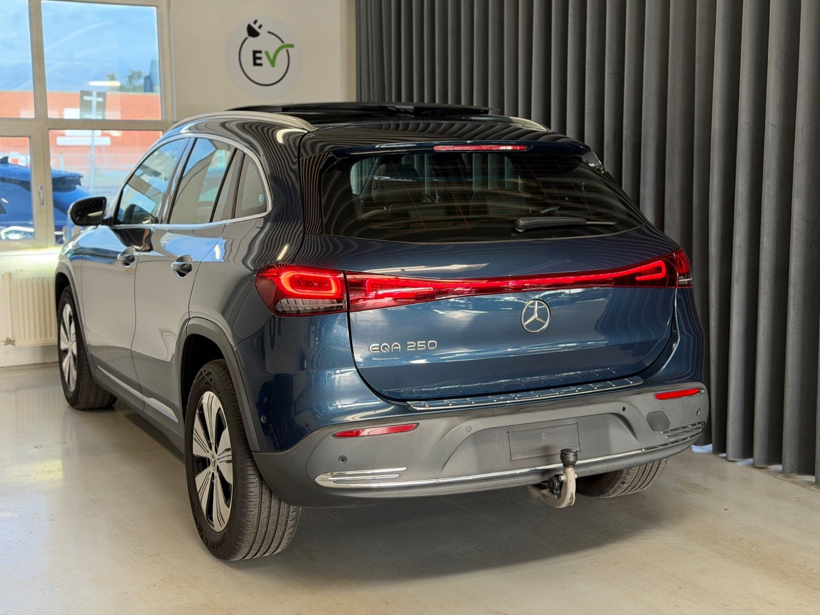 Blå Mercedes EQA250 fra 2022