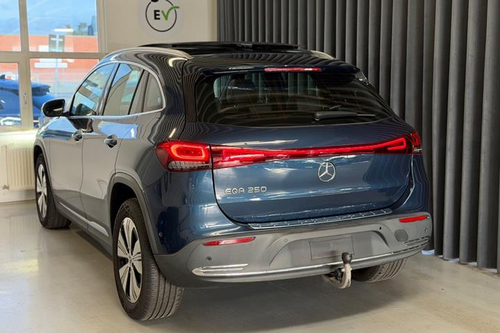 Blå Mercedes EQA250 fra 2022