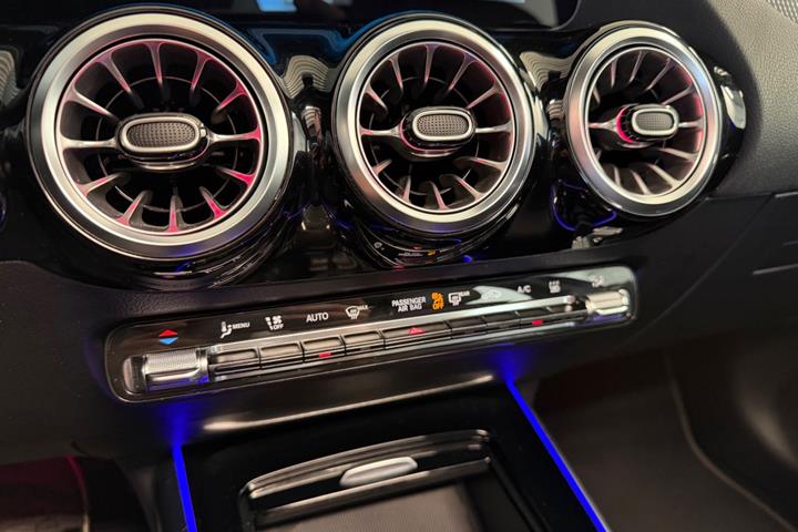 Blå Mercedes EQA250 fra 2022