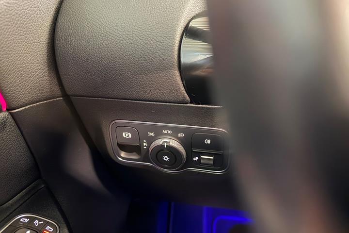 Blå Mercedes EQA250 fra 2022