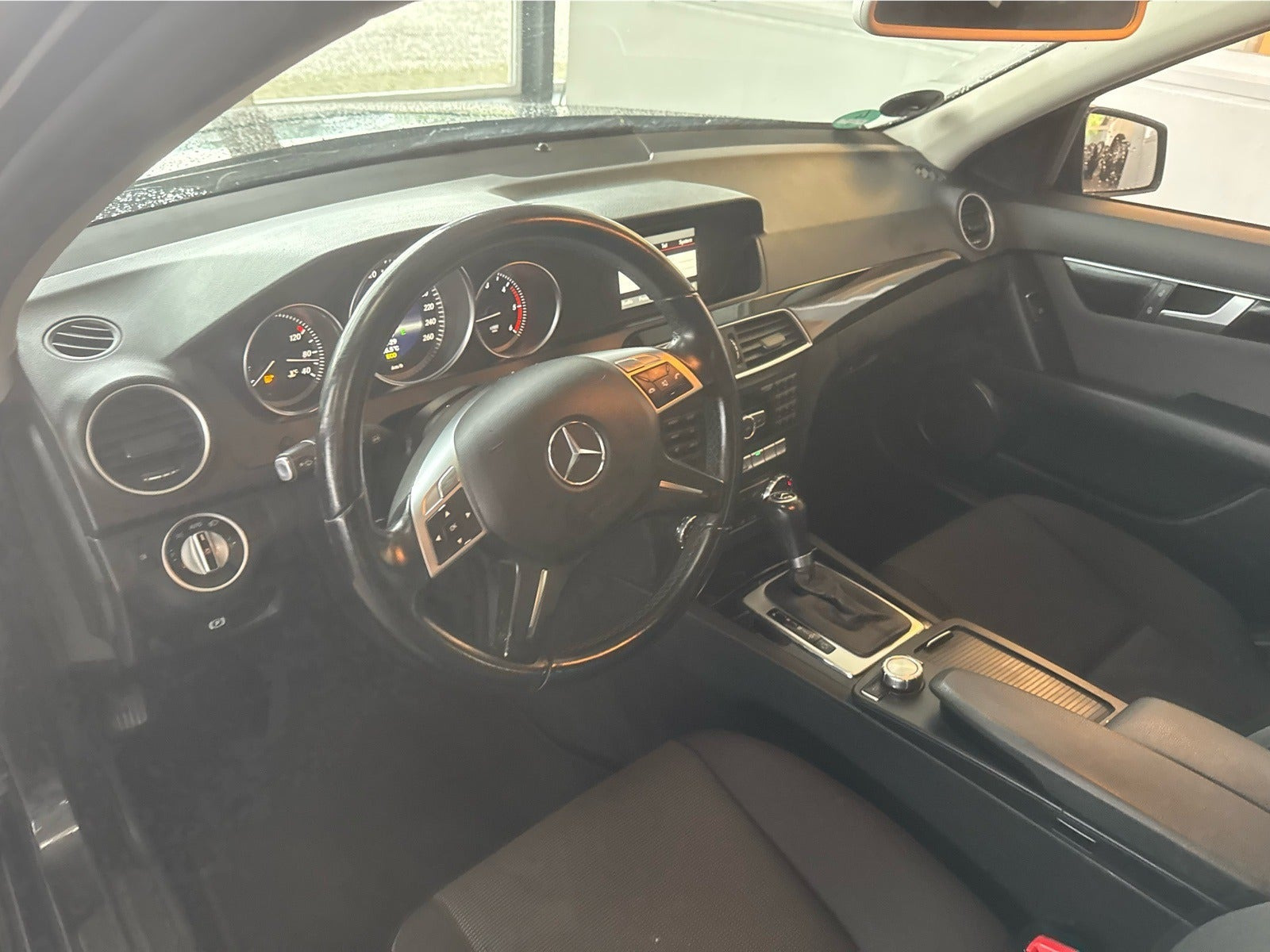 Blå Mercedes C220 fra 2013