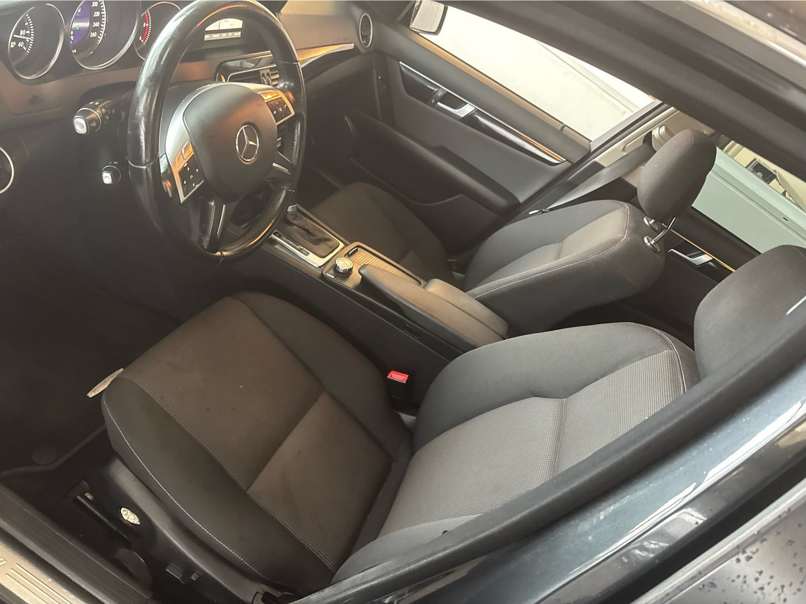Blå Mercedes C220 fra 2013